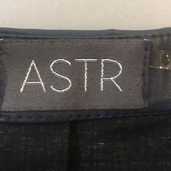 ASTR Vegan Navy Leather Pleated Mini Skirt Size Large - Picture 7 of 10